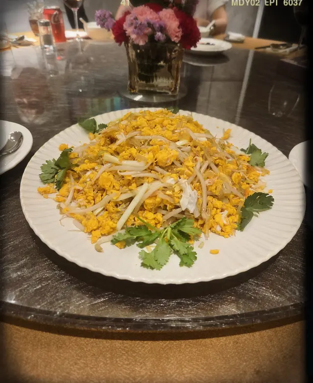 生拆蟹肉桂花炒魚翅（$1,180/份）