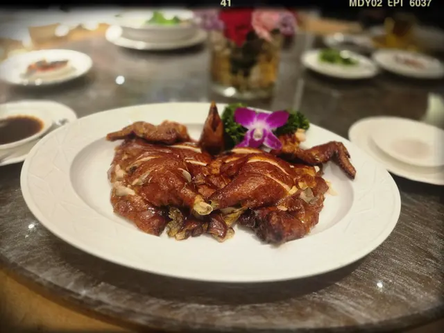 馳名脆皮黃油雞（$580/隻）